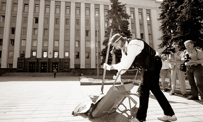 1999. Пэрформанс Алеся Пушкіна «Гной для прэзідэнта»