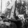 Мінск, 1990 год, Дзяды, усталяванне памятнага знаку на месцы масавых расстрэлаў у Парку Чалюскінцаў. Фота Уладзіміра Сапагова (1952-2012). 