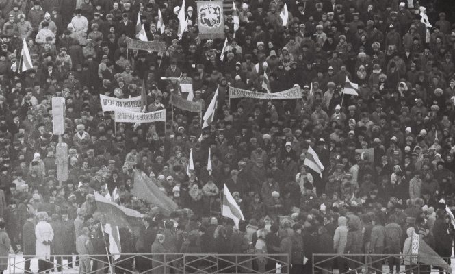 19 лютага 1989 года, Мінск, мітынг на Дынама, аўтар фота Уладзімір Сапагоў.